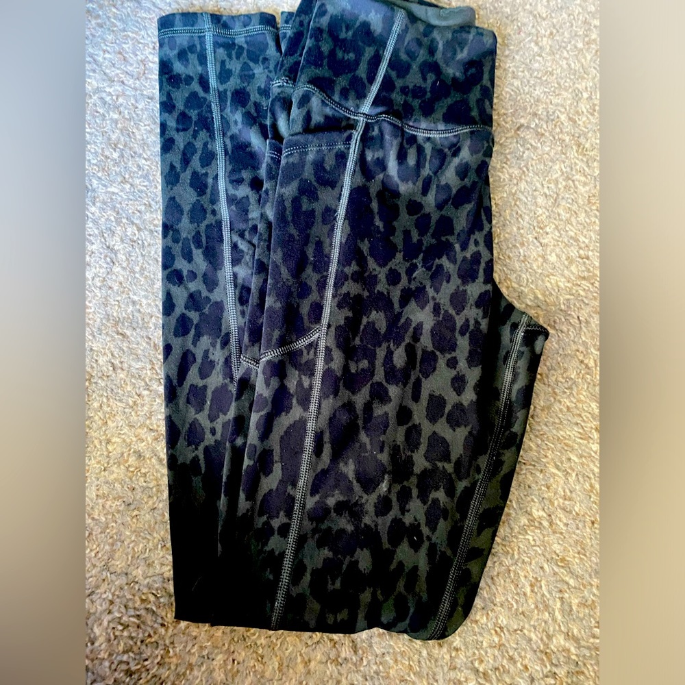 VS Black cheetah print leggings